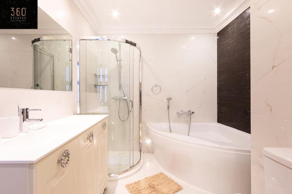 One Of A Kind, Seafront Property In St Georges Bay By 360 Estates سانت جوليان المظهر الخارجي الصورة